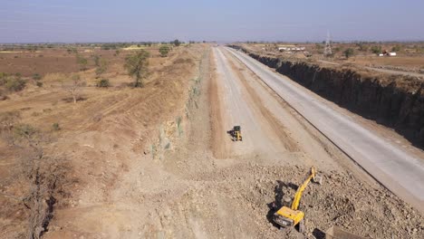 Excavadoras-Cargando-Camión-Con-Tierra-En-El-Sitio-De-Construcción-De-La-Nueva-Autopista