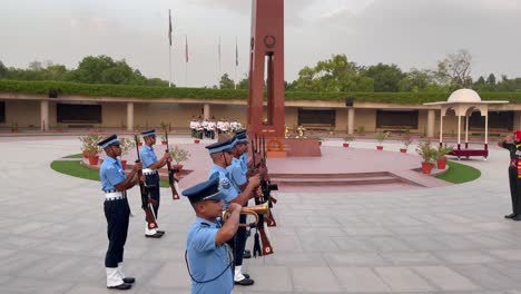 Rückzugsübung-Und-Zeremonien-Indischer-Soldaten-Am-National-War-Memorial-In-Neu-Delhi,-Indien