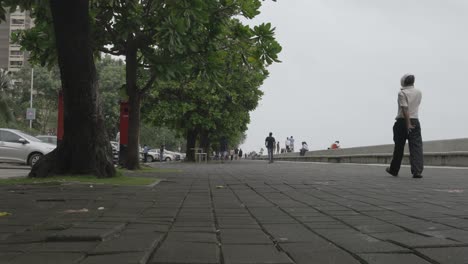 Steinpflaster-Auf-Der-Promenade,-Auf-Dem-Während-Des-Ausbruchs-Des-Pandemischen-Coronavirus-In-Mumbai,-Indien,-Nur-Wenige-Menschen-Spazieren-Gingen