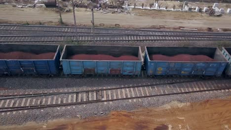 Offene-Trichterwagen-Mit-Kohle,-Die-In-Der-Eisenbahn-Des-Paradip-Hafens-In-Indien-Unterwegs-Sind