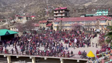 Menschenmenge-Feiert-Holi,-Das-Fest-Der-Farben,-Im-Dorf-Sangla,-Himachal-Pradesh,-Indien