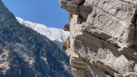 Felsformationen-Enthüllten-Einen-Schneebedeckten-Berghang-Des-Spiti-Tals-In-Himachal-Pradesh,-Indien