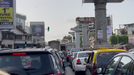 Tráfico-Congestionado-En-El-Suburbio-De-Bandra-En-Mumbai,-India