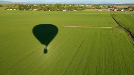 Der-Schatten-Eines-Heißluftballons-Bewegt-Sich-über-Das-Feld