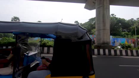 Tuk-Tuk-Driving-On-The-Street-In-Mumbai,-India---tracking-shot