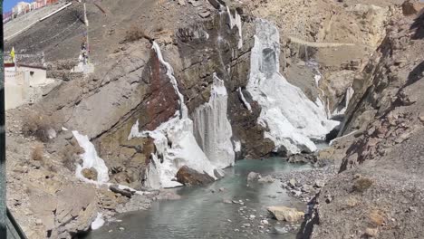 Winter-Scenery-Of-Lingti-Waterfall-In-The-Spiti-Valley-In-Himachal-Pradesh,-India