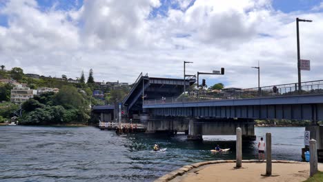 El-Puente-Spit-Que-Cruza-El-Puerto-Central-De-Sydney-Cuenta-Con-Un-Tramo-De-Elevación-Basculante-Para-Permitir-El-Tráfico-De-Barcos-En-Horarios-Programados.