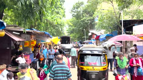 Busy-open-market-scene-in-Mumbai,-India.-Gimbal