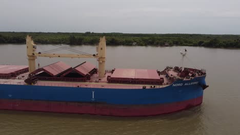 Lateral-View-Of-Big-Bulk-Carrier-Cargo-Ship-Sailing-in-Parana-River,-Hidrovi-a-Argentina