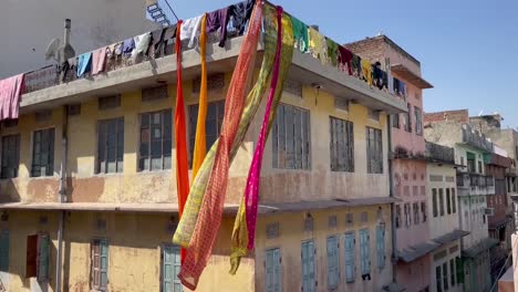 Stadtbild-Mit-Kleidung-Und-Saris,-Die-Zu-Hause-Zum-Trocknen-Aufgehängt-Werden,-Jaipur,-Indien