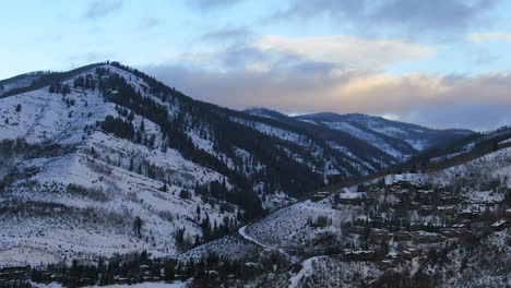 Aéreo-Cinemático-Drone-Vail-Ski-Resort-Vistas-Panorámicas-Montañas-Temprano-En-La-Mañana-Mediados-De-Invierno-Amanecer-De-Colorado-A-La-Izquierda-Movimiento-Ascendente