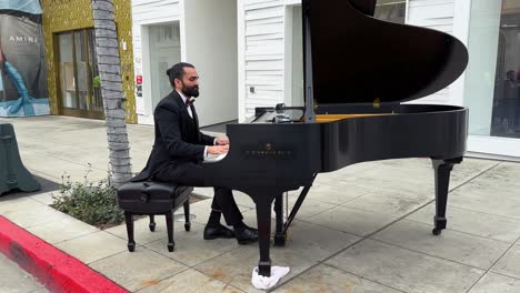 Männlicher-Musiker,-Der-Klavier-Auf-Dem-Bürgersteig-Des-Rodeo-Drive-In-Beverly-Hills-Spielt