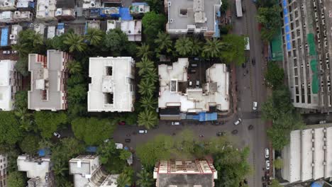 Vista-De-Arriba-Hacia-Abajo-De-Los-Vehículos-Que-Viajan-Por-Las-Calles-De-Mumbai,-India---Toma-Aérea-De-Drones