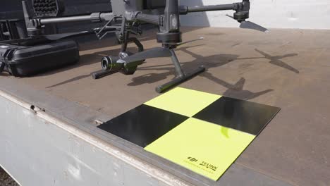 Pequeña-Plataforma-De-Aterrizaje-Para-Un-Dron:-Toma-Manual-Firme