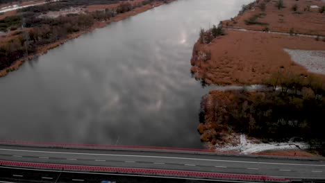 Drone-Vuela-Sobre-El-Río-Odra-Y-El-Puente-De-Carretera-En-Szczecin,-Polonia