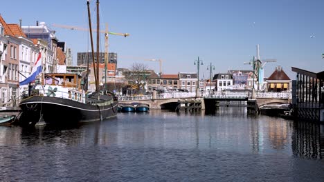 Malerische-Aussicht-Auf-Ein-Boot,-Das-An-Einem-Sonnigen-Tag-Im-Kanal-In-Leiden-Festgemacht-Hat
