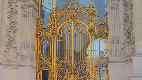 Puerta-De-Entrada-De-Hierro-Forjado-Dorado-De-Petit-Palais,-Un-Museo-De-Arte-En-París,-Francia