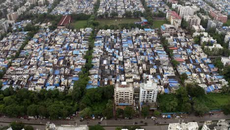 Escena-Suburbana-Con-Edificios-Densos-Y-Casas-En-Mumbai,-India---Toma-Aérea-De-Drones