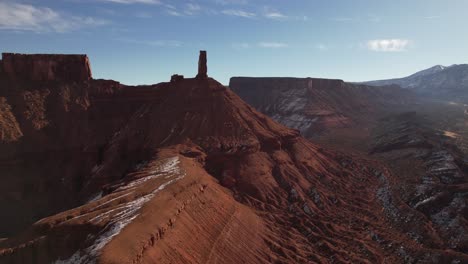 Luftaufnahme-Der-Roten-Sandsteinformationen-Des-Castle-Valley,-Utah,-Usa-An-Einem-Sonnigen-Winterabend