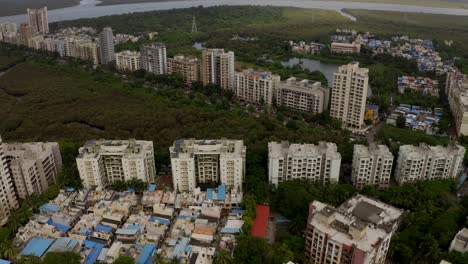 Vista-Aérea-De-Edificios-Comerciales-Y-Casas-En-Mumbai,-India---Disparo-De-Drones
