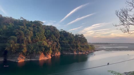 Atemberaubende-Landschaft-Bei-Sonnenuntergang-Am-Dawki-River,-Indien
