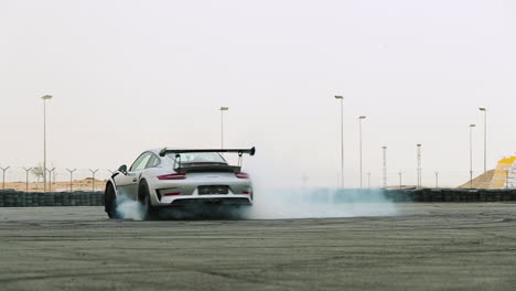 Zeitlupenaufnahme-Eines-Porsche-GT3-RS,-Der-Donuts-Macht,-Während-Gummi-Und-Aufsteigender-Rauch-Aufsteigen