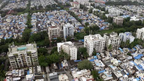Typische-Wohnhäuser-In-Einem-Vorort-Von-Mumbai-Tagsüber-In-Maharashtra,-Indien