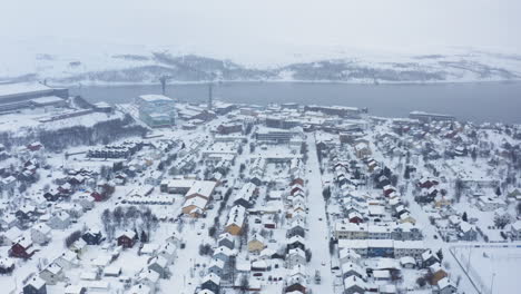 Luftdrohnenaufnahme-Der-Stadt-Kirkenes-In-Norwegen