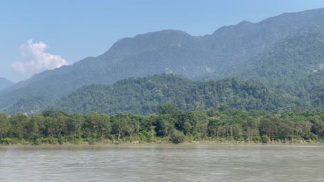 Fluss-Mit-üppigem-Grünem-Wald-In-Den-Bergen-Bei-Uttrakhand-In-Indien