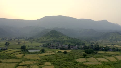 Üppige-Hügel-Und-Landwirtschaftliche-Felder-In-Der-Stadt-Karjat,-Indien---Drohnenaufnahme-Aus-Der-Luft