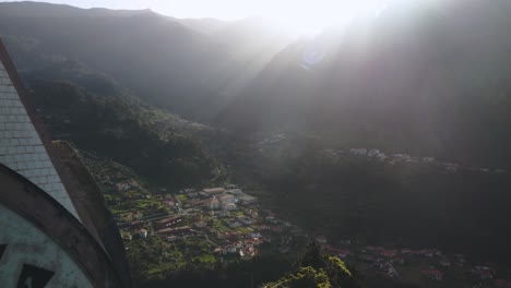 Toma-De-Drone-De-La-Capilla-De-Fatima-En-La-Colina-En-La-Ciudad-De-Sao-Vicente,-Madeira,-Portugal