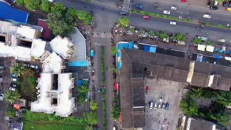 Vista-De-Arriba-Hacia-Abajo-De-Edificios-Y-Calles-Suburbanas-En-Vasai,-Mumbai,-India---Toma-Aérea-De-Drones