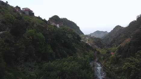 Drohnenansicht-Von-Hügeln-Und-Fluss-Auf-Madeira,-Portugal