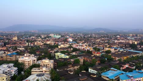 Vista-Panorámica-Del-Paisaje-Urbano-En-Vasai,-Mumbai-India-Durante-La-Puesta-De-Sol---Toma-Aérea-De-Drones