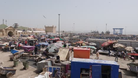Schwenk-Hochwinkelansicht-Des-Geschäftigen-Hafens-In-Essaouira,-Marokko