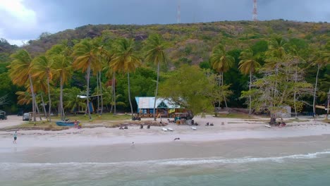 Coconut-Trees-And-Cabana-In-The-Beach-In-Providencia-Island,-Colombia