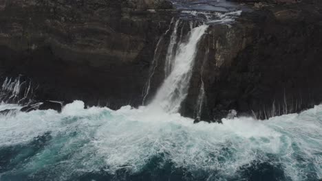 Luftaufnahme-Des-Bösdalafossur-Wasserfalls-In-Der-Nähe-Des-Leitisvatn-Sees-Auf-Vagar,-Färöer-Inseln-–-Panoramablick-Auf-Die-Natur