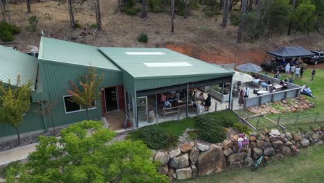 People-in-outdoor-restaurant,-Margaret-River-region-in-Australia