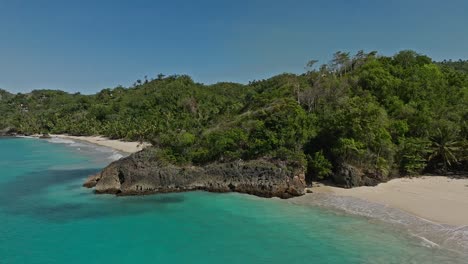 Playa-Rincon-Mit-Weißem-Sand-Und-Türkisfarbenem-Meer,-Las-Galeras-In-Der-Dominikanischen-Republik