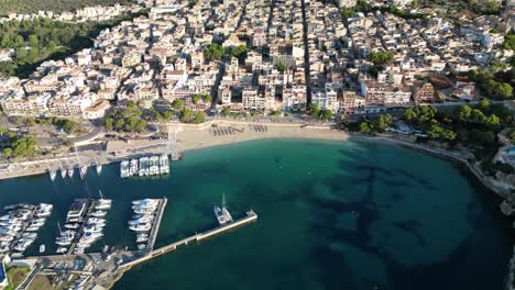 Porto-Cristo-Ciudad-Frente-Al-Mar-Con-Puerto-Deportivo-Cerca-De-Sa-Coma-En-La-Costa-Este-De-Mallorca,-España