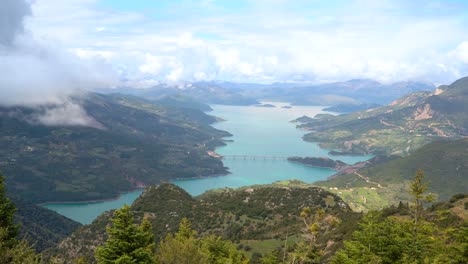Limni-Kremaston-Grecia,-Imágenes-Panorámicas-De-Mano-Del-Lago-Kremaston-En-Las-Montañas-De-Evritania