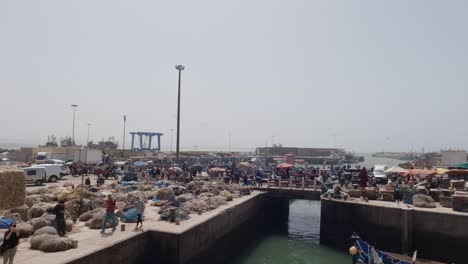 Blick-Auf-Den-Geschäftigen-Und-Aktiven-Hafen-In-Essaouira,-Marokko