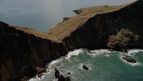 Luftaufnahme-Von-Menschen,-Die-An-Der-Berühmten-Ponta-De-Sao-Lourenco-Auf-Der-Insel-Madeira,-Portugal,-Wandern