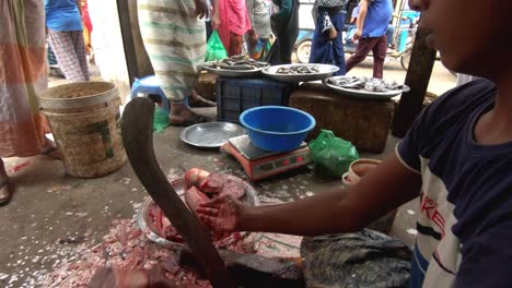 Un-Vendedor-De-Pescado-Está-Cortando-Pescado-En-Un-Mercado-De-Pescado-Local.