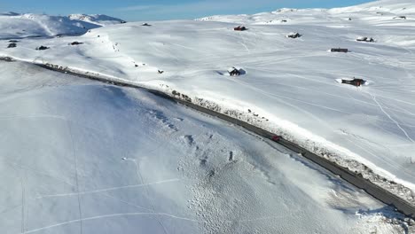 Autopista-De-Montaña-En-El-Oeste-De-Noruega-Pasando-Por-Cabañas-Cubiertas-De-Nieve