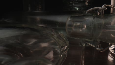 Botellas-Y-Vasos-De-Vidrio-Vacíos-Dentro-De-La-Lavadora,-Vista-Trasera-Del-Carro