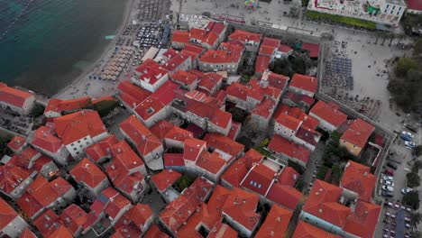 Edificios-De-Techo-Rojo-En-El-Casco-Antiguo-De-Budva-En-El-Mar-Adriático,-Montenegro