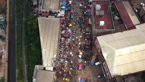 Disparo-De-Drones-Inclinándose-Sobre-El-Mercado-De-Mfoundi-En-Yaundé,-Camerún,-África