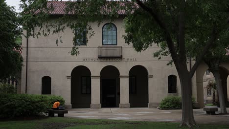 Arthur-Prescott-Hall-En-El-Campus-De-La-Universidad-Estatal-De-Luisiana-En-Baton-Rouge,-Luisiana,-Con-Una-Toma-De-Establecimiento-Estable