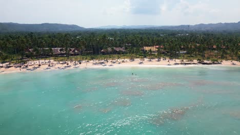 Vista-De-Drones-De-Playa-Grande-Y-Paisaje-Marino-Azul-En-Las-Galeras,-Samana,-República-Dominicana